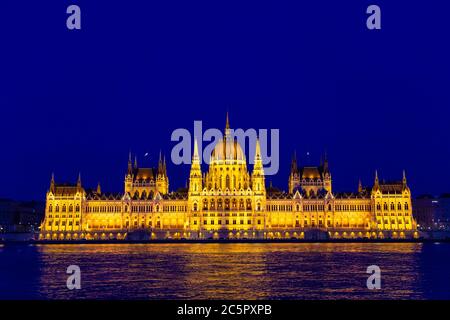 Parlamento ungherese edificio di notte, Budapest, Ungheria