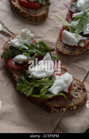 pane di campagna appena sfornato e panini con mozzarella Foto Stock