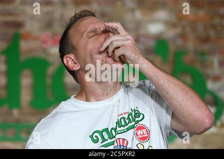 Il mangiatore competitivo Joey Chestnut stabilisce un nuovo record mondiale con 75 hot dog per vincere la divisione maschile del famoso Concorso annuale Nathan del 4 luglio, International Hot Dog-Eating Contest nel quartiere Brooklyn di New York City, NY, 4 luglio 2020. La competizione di quest'anno si è svolta all'interno di un edificio senza il pubblico, dove i concorrenti sono stati separati da divisori in plexiglass a causa di preoccupazioni COVID-19, e nel tempo dato di dieci minuti, Chestnut ha consumato 75 hot dog, e Sodo ha consumato 48 hot dog e mezzo. (Anthony Behar/Sipa USA) Foto Stock