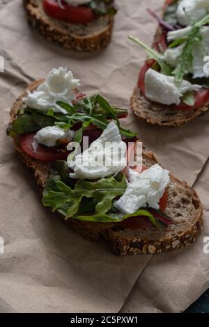 pane di campagna appena sfornato e panini con mozzarella Foto Stock