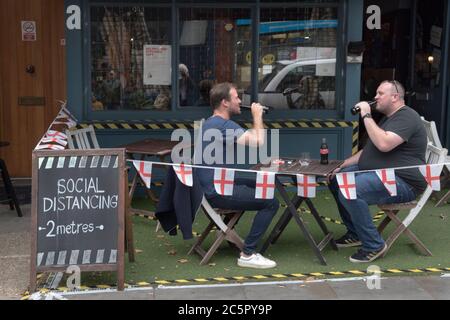 Distanziamento sociale nel Regno Unito a 2 metri di distanza. Super Saturday, Londra 4 luglio 2020 bar e pub riaprono con limitazioni, distanziamento sociale, servizio al tavolo all'esterno. Portobello Road, giovani londinesi. Inghilterra degli anni '2020, HOMER SYKES Foto Stock