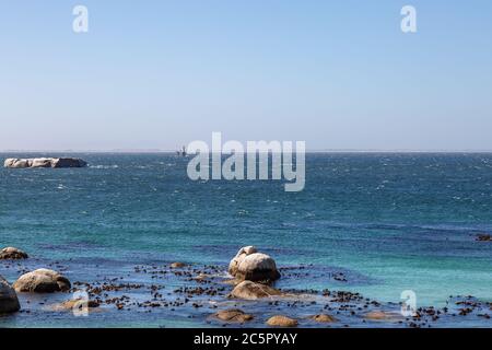 Vista sul mare da Simon's Town, lungo la penisola del Capo in Sud Africa Foto Stock