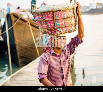 Chittagong, Bangladesh, 22 dicembre 2017: Scarico manuale del sale da una barca al porto del fiume Karnafuli a Chittagong, Bangladesh Foto Stock