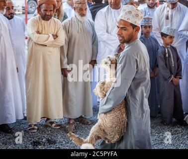 Nizwa, Oman, 2 dicembre 2016: Venditori di capra al mercato della capra di venerdì a Nizwa, Oman Foto Stock