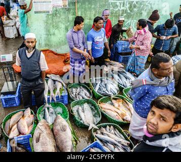 Chittagong, Bangladesh, 23 dicembre 2017: Venditori di pesce al mercato vicino al fiume Karnafuli a Chittagong Foto Stock