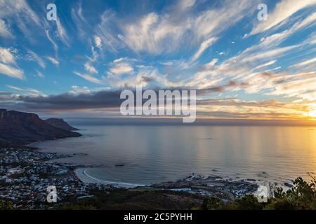 Guardando l'oceano al tramonto, preso dalla Lion's Head Mountain Foto Stock