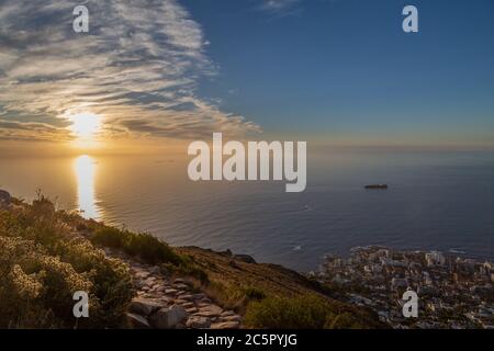 Guardando l'oceano al tramonto, preso dalla Lion's Head Mountain Foto Stock