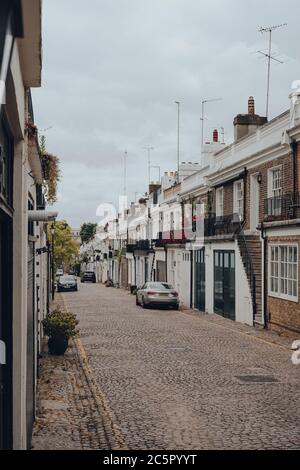 Londra, UK - 20 giugno 2020: File di case cittadine su Holland Park Mews. Le case di mews sono una delle più lussuose e desiderabili di Londra Ovest. Foto Stock