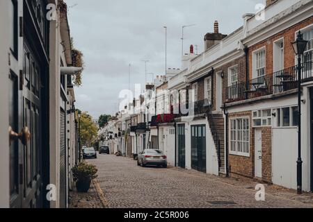 Londra, UK - 20 giugno 2020: File di case cittadine su Holland Park Mews. Le case di mews sono una delle più lussuose e desiderabili di Londra Ovest. Foto Stock