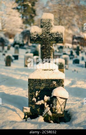 Lapide nel cimitero in una giornata invernale Foto Stock