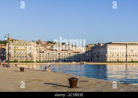 Trieste (27 giugno 2020) - la piazza centrale di Piazza Unità d'Italia, raffigurata da Molo Audace al tramonto Foto Stock