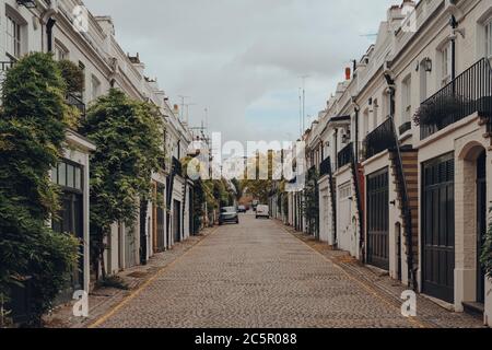 Londra, UK - 20 giugno 2020: File di case cittadine su Holland Park Mews. Le case di mews sono una delle più lussuose e desiderabili di Londra Ovest. Foto Stock