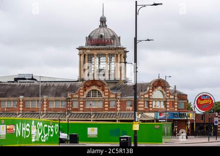 Kursaal a Southend sul Mare, Essex, Regno Unito. Luogo storico dell'evento ora vuoto e decadente, durante il blocco COVID-19 di Coronavirus. NHS su imbarco Foto Stock