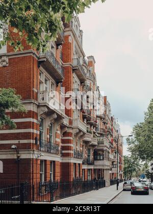 Londra, UK - 20 giugno 2020: L'esterno del blocco di appartamenti Campden Hill Court a Kensington, una zona ricca di Londra occidentale favorita dalle celebrità. Foto Stock