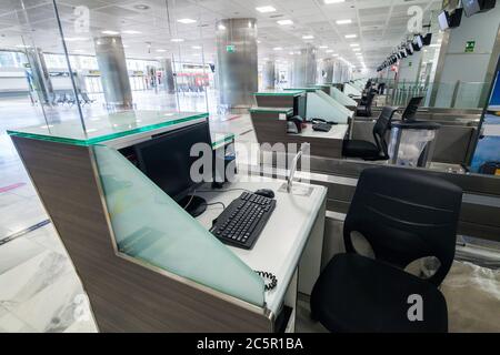 Terminal non utilizzato vuoto, lonuge, banchi di check-in presso l'aeroporto di Tenerife Sud, area partenze, a causa di restrizioni di viaggio per l'epidemia di coronavirus Covid-19. Foto Stock