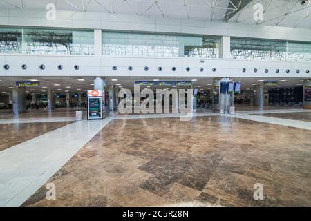 Terminal non utilizzato vuoto, lonuge, banchi di check-in presso l'aeroporto di Tenerife Sud, area partenze, a causa di restrizioni di viaggio per l'epidemia di coronavirus Covid-19. Foto Stock