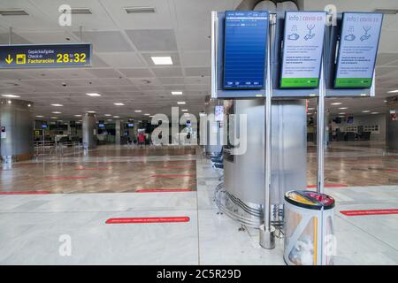 Terminal non utilizzato vuoto, lonuge, banchi di check-in presso l'aeroporto di Tenerife Sud, area partenze, a causa di restrizioni di viaggio per l'epidemia di coronavirus Covid-19. Foto Stock