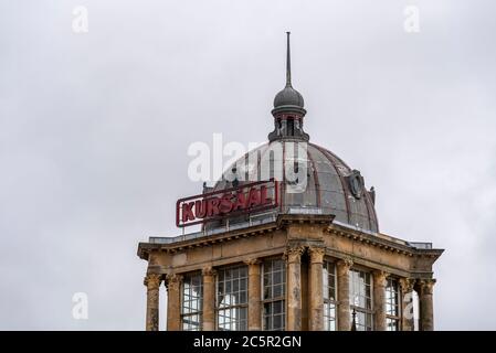 Kursaal a Southend on Sea, Essex, Regno Unito. Sede storica di eventi ora vuota e decadente. Cupola decorata con pilastri Foto Stock