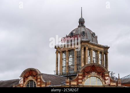 Kursaal a Southend on Sea, Essex, Regno Unito. Sede storica di eventi ora vuota e decadente. Cupola decorata con pilastri Foto Stock