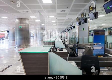 Terminal non utilizzato vuoto, lonuge, banchi di check-in presso l'aeroporto di Tenerife Sud, area partenze, a causa di restrizioni di viaggio per l'epidemia di coronavirus Covid-19. Foto Stock