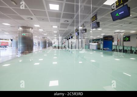 Terminal non utilizzato vuoto, lonuge, banchi di check-in presso l'aeroporto di Tenerife Sud, area partenze, a causa di restrizioni di viaggio per l'epidemia di coronavirus Covid-19. Foto Stock