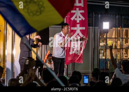 Il candidato Taro Yamamoto delle elezioni gubernatoriali del 2020 e leader del Partito Reiwa Shinsengumi si rivolge alla folla durante la sua campagna rally.Tokyo per le elezioni gubernatoriali del 2020, i residenti voteranno per il prossimo governatore a guidare la capitale giapponese per i prossimi quattro anni. Foto Stock