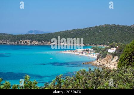 La spiaggia di Tuerreda, nel sud della Sardegna, è stata nominata una delle spiagge più belle del mondo, con acque cristalline e sabbia bianca Foto Stock