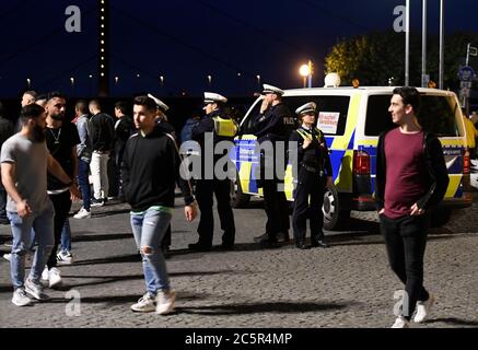 Duesseldorf, Germania. 04luglio 2020. Gli agenti di polizia controllano le misure della corona del paese sulla scala aperta. Negli ultimi due sabati la polizia ha dovuto sgomentare le scale a causa di violazioni. Credit: Roberto Pfeil/dpa/Alamy Live News Foto Stock