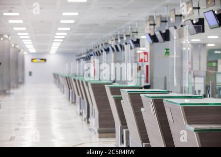 Terminal non utilizzato vuoto, lonuge, banchi di check-in presso l'aeroporto di Tenerife Sud, area partenze, a causa di restrizioni di viaggio per l'epidemia di coronavirus Covid-19. Foto Stock