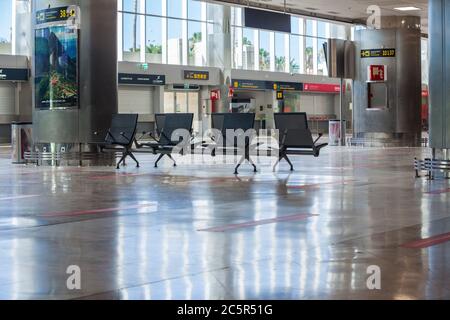 Terminal non utilizzato vuoto, lonuge, banchi di check-in presso l'aeroporto di Tenerife Sud, area partenze, a causa di restrizioni di viaggio per l'epidemia di coronavirus Covid-19. Foto Stock