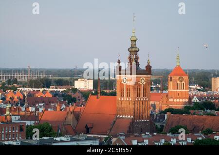 Gothic Kosciol SW Katarzyny (St Chiesa di Caterina) e la chiesa gotica di San Giovanni`s nella città vecchia, nel centro storico di Danzica, Polonia. 14 Giugno 2020 © W Foto Stock