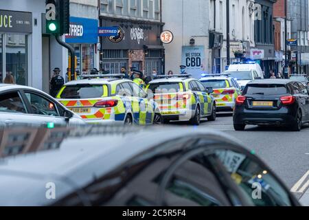 Brentwood Essex 4 luglio 2020 la polizia di Essex si è occupata rapidamente e in vigore di una lotta in High Street Brentwood su quella che era una notte altrimenti tranquilla sulla prima apertura di pub dall'inizio del blocco Credit: Ian Davidson/Alamy Live News Foto Stock