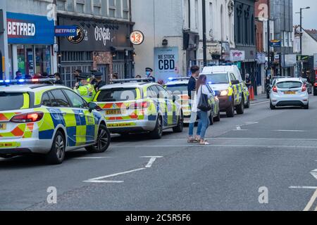 Brentwood Essex 4 luglio 2020 la polizia di Essex si è occupata rapidamente e in vigore di una lotta in High Street Brentwood su quella che era una notte altrimenti tranquilla sulla prima apertura di pub dall'inizio del blocco Credit: Ian Davidson/Alamy Live News Foto Stock