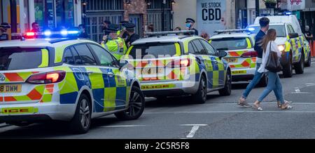 Brentwood Essex 4 luglio 2020 la polizia di Essex si è occupata rapidamente e in vigore di una lotta in High Street Brentwood su quella che era una notte altrimenti tranquilla sulla prima apertura di pub dall'inizio del blocco Credit: Ian Davidson/Alamy Live News Foto Stock