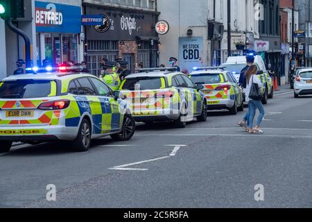 Brentwood Essex 4 luglio 2020 la polizia di Essex si è occupata rapidamente e in vigore di una lotta in High Street Brentwood su quella che era una notte altrimenti tranquilla sulla prima apertura di pub dall'inizio del blocco Credit: Ian Davidson/Alamy Live News Foto Stock