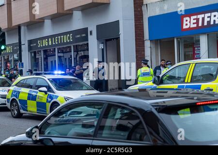 Brentwood Essex 4 luglio 2020 la polizia di Essex si è occupata rapidamente e in vigore di una lotta in High Street Brentwood su quella che era una notte altrimenti tranquilla sulla prima apertura di pub dall'inizio del blocco Credit: Ian Davidson/Alamy Live News Foto Stock