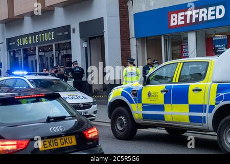 Brentwood Essex 4 luglio 2020 la polizia di Essex si è occupata rapidamente e in vigore di una lotta in High Street Brentwood su quella che era una notte altrimenti tranquilla sulla prima apertura di pub dall'inizio del blocco Credit: Ian Davidson/Alamy Live News Foto Stock