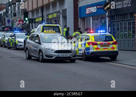 Brentwood Essex 4 luglio 2020 la polizia di Essex si è occupata rapidamente e in vigore di una lotta in High Street Brentwood su quella che era una notte altrimenti tranquilla sulla prima apertura di pub dall'inizio del blocco Credit: Ian Davidson/Alamy Live News Foto Stock