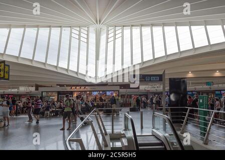 I viaggiatori nel nuovo terminal dell'aeroporto di Bilbao (BIO) nei Paesi Baschi spagnoli. Foto Stock