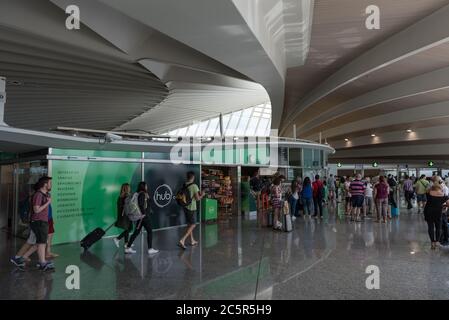 I viaggiatori nel nuovo terminal dell'aeroporto di Bilbao (BIO) nei Paesi Baschi spagnoli. Foto Stock