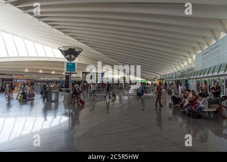 I viaggiatori nel nuovo terminal dell'aeroporto di Bilbao (BIO) nei Paesi Baschi spagnoli. Foto Stock