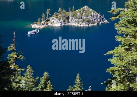 Isola di Fannette nel Parco Statale di Emerald Bay, Lake Tahoe, California, Stati Uniti Foto Stock