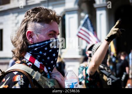 Richmond, Virginia, Stati Uniti. 4 luglio 2020. Un Booglaoo Boi mostra il suo taglio di triglia americano durante la protesta della legge della bandiera rossa vicino a Capitol Square a Richmond, VA. Lunedì 04 luglio 2020. L'uomo che non voleva essere identificato ha detto di avere il taglio specifico per il rally. Credit: John C. Clark/ZUMA Wire/Alamy Live News Foto Stock