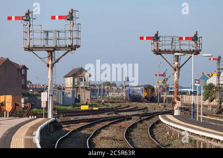 Treno sprinter classe 156 della Northern Rail in arrivo alla stazione ferroviaria di Blackpool North con i segnali meccanici di casa e di ferrovia distante Foto Stock