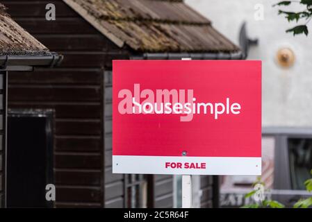 Housesimple agente immobiliare per la vendita cartello a Southend sul Mare, Essex, UK. Mercato immobiliare online internet business immobiliare. Segno minimalista Foto Stock