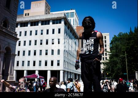 Richmond, Virginia, Stati Uniti. 4 luglio 2020. AUBERY 'JAPHARII' JONES of Black Lives Matter 757 si rivolge ai partecipanti alla Convenzione dei Padri fondatori 2.0 vicino a Capitol Square a Richmond, Virginia. Il sig. Jones, un attivista della zona di Hampton Roads della Virginia, sostiene il secondo emendamento ed è stato definito illegittimo dalle organizzazioni di sinistra per la sua disponibilità a lavorare con i gruppi conservatori. Credit: John C. Clark/ZUMA Wire/Alamy Live News Foto Stock