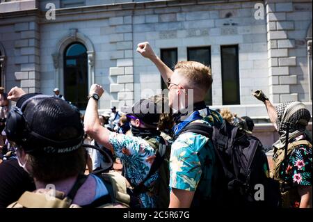 Richmond, Virginia, Stati Uniti. 4 luglio 2020. I manifestanti della legge sulla bandiera rossa avanzano e cantano 'White Supremacy Suck' ai sostenitori dell'istituto di proprietà vicino a Capitol Square a Richmond, VA. Lunedì 04 luglio 2020. Diversi scambi tra le due proteste si sono scaldati ma si sono diffusi rapidamente. Credit: John C. Clark/ZUMA Wire/Alamy Live News Foto Stock