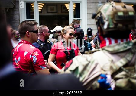 Richmond, Virginia, Stati Uniti. 4 luglio 2020. Il senatore di stato della Virginia AMANDA CHASE si rivolge ai manifestanti della legge sulla bandiera rossa con un fucile AR-15 vicino a Capitol Square a Richmond, VA. Lunedì 04 luglio 2020. Il senatore Chase sta facendo una campagna per diventare il prossimo governatore della Virginia nel 2021. Credit: John C. Clark/ZUMA Wire/Alamy Live News Foto Stock