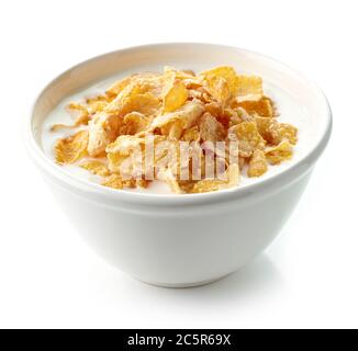 ciotola di cornflakes dolci con latte isolato su fondo bianco Foto Stock