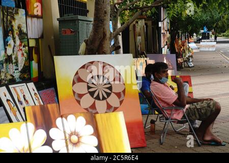 Colombo, Sri Lanka. 4 luglio 2020. Gli artisti sono visti con le loro opere d'arte a Green Path, un centro di mostre d'arte all'aperto, a Colombo, capitale dello Sri Lanka, il 4 luglio 2020. Le mostre d'arte all'aperto a Green Path sono scomparse temporaneamente a causa di un coprifuoco a livello nazionale imposto dal governo dello Sri Lanka per prevenire la diffusione del COVID-19 dal marzo 20. Dopo che il coprifuoco fu tolto il 28 giugno, gli artisti tornarono gradualmente qui per esporre le loro opere d'arte. Credit: Tang Lu/Xinhua/Alamy Live News Foto Stock